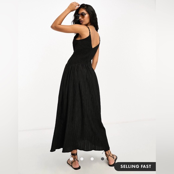 ASOS DESIGN full skirt midi crinkle sundress in black - Picture 3 of 4